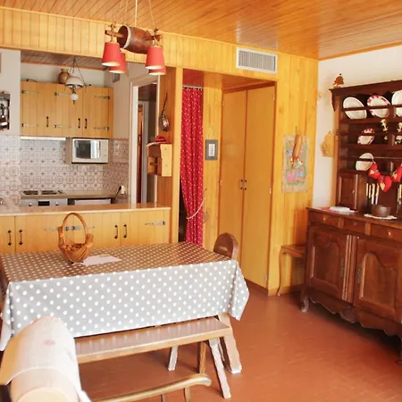 Apartamento With Private Garage In